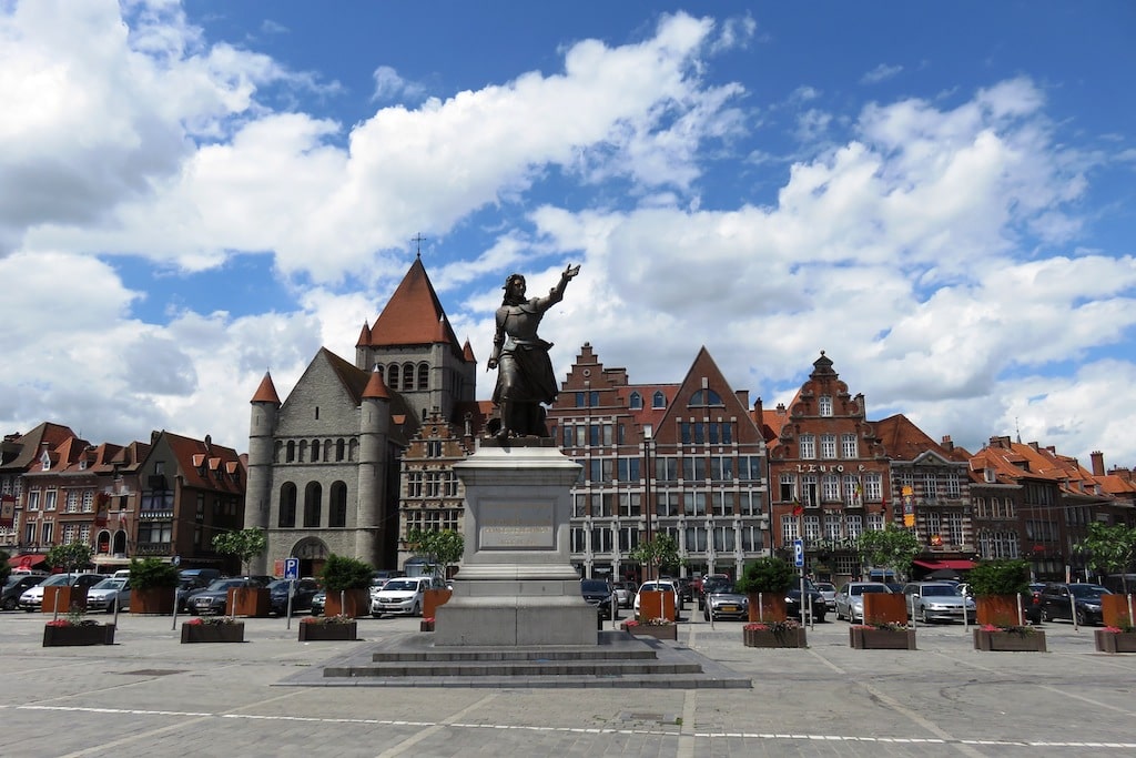 Statue sur la Grand-Place de Tournai