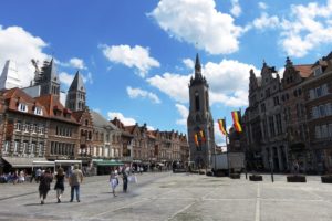 La Grand-Place de Tournai et son beffroi en arrière-plan
