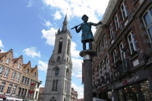 Statue devant le beffroi de Tournai