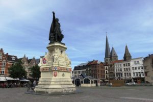 Statue sur une place à Gand