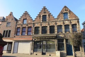 Façades de maisons dans une rue de Tournai