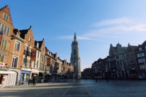 Grand-Place de Tournai et beffroi en arrière-plan