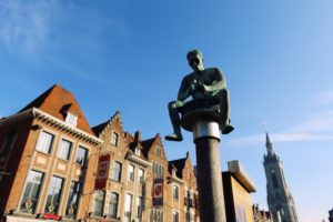 Statue sur la Grand-Place de Tournai