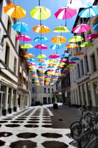 « Umbrella sky project » dans une rue de Tournai