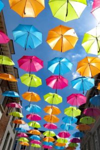 « Umbrella sky project » dans une rue de Tournai