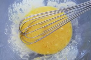 Beurre et oeufs dans un saladier