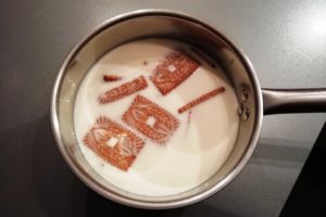 Casserole de lait avec des spéculoos