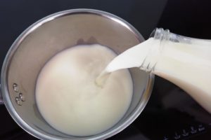 Lait versé dans une casserole