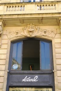 Mascaron sur une façade de la place du Parlement à Bordeaux