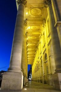 Colonnes du Grand-Théâtre de Bordeaux de nuit