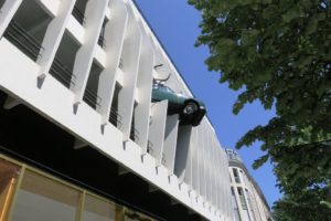 Voiture sortant d'un bâtiment à Bordeaux