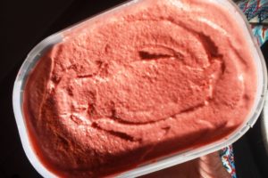 Bac de glace à la fraise fait-maison