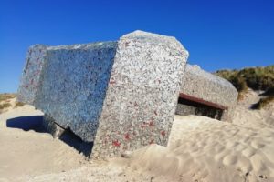 Le blockhaus miroir sur la plage de Leffrinckouke