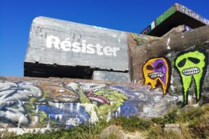 Graffitis sur un blockhaus sur le circuit de la dune Dewulf