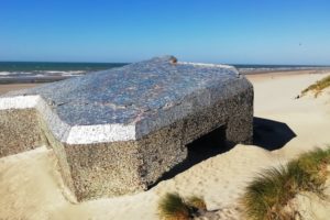 Le blockhaus miroir sur la plage de Leffrinckouke