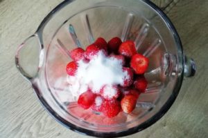 Fraises et sucre dans mixeur