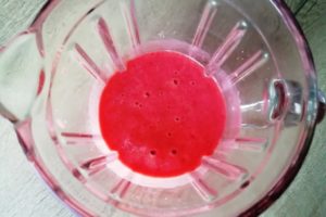 Coulis de fraise dans mixeur