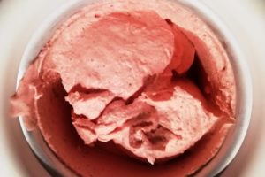 Glace à la fraise dans la sorbetière