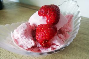 Coupelle de glace à la fraise