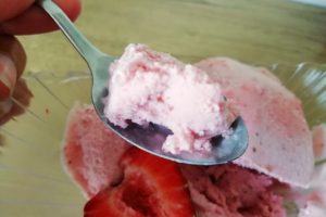 Cuillère de glace à la fraise