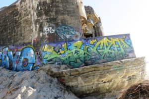 Graffitis sur un blockhaus sur le circuit de la dune Dewulf