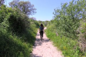 Femme marchant de dos sur le circuit de la dune Dewulf