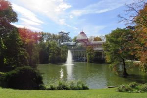 Vue sur le lac et le palais de cristal au parque del Retiro