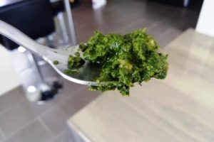 Cuillère de pesto maison