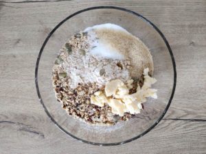 Saladier avec les ingrédients pour le granola type Cruesli