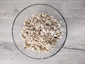 Saladier avec les ingrédients pour le granola type Cruesli