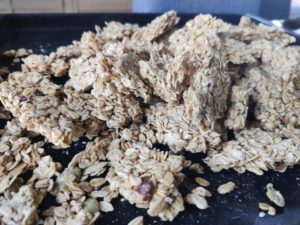 Morceaux de granola sur la plaque de cuisson