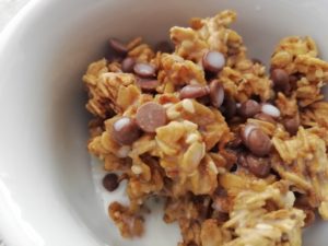 Bol de granola type Cruesli au petit déjeuner