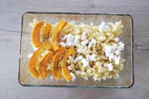 Assemblage des couches d'aliments pour le gratin de pâtes au potimarron