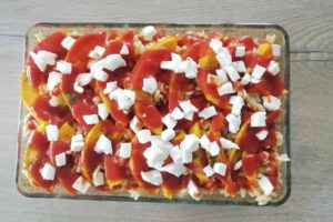 Assemblage des couches d'aliments pour le gratin de pâtes au potimarron