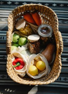 Panier de courses achetées en vrac dans filets ou bocaux