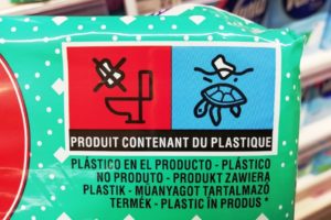 Produit contenant du plastique