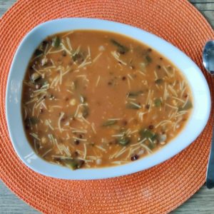 Assiette de soupe d'hiver inspirée de la soupe harira