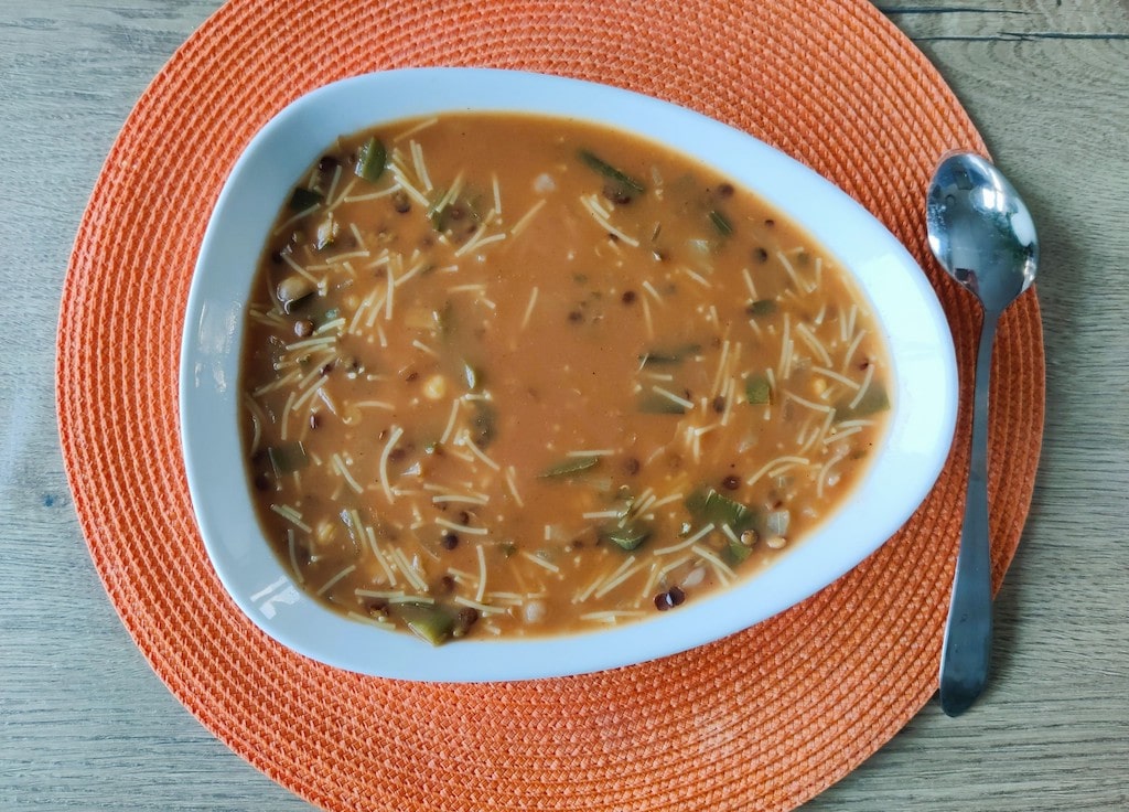 Assiette de soupe d'hiver inspirée de la soupe harira