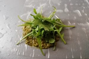 Pesto et roquette sur feuille de riz