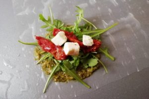 Pesto, roquette, tomate confite et feta sur feuille de riz