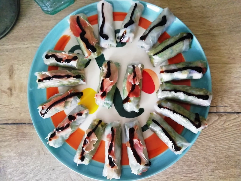 Plat de service avec rouleaux de printemps