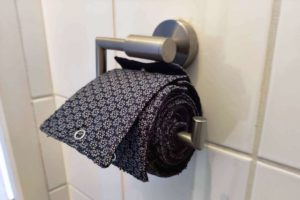 Rouleau de papier toilette lavable dans les toilettes