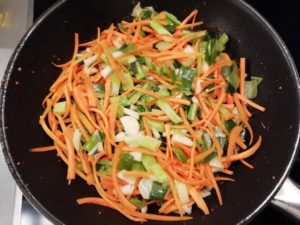 Poêle avec les légumes : carottes, ail, oignons et poireaux