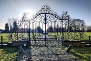 Portail du château de Bernicourt à Roost-Warendin