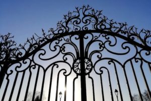 Gros plan sur le portail du château de Bernicourt à Roost-Warendin
