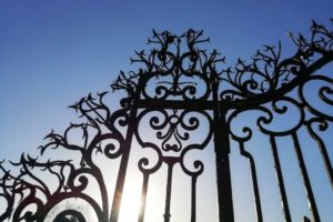 Gros plan sur le portail du château de Bernicourt à Roost-Warendin