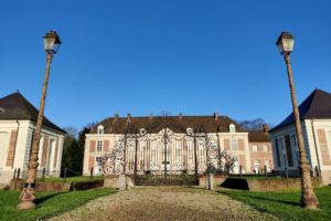 Portail et devanture du château de Bernicourt à Roost-Warendin