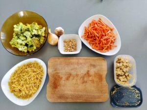 Ingrédients nécessaires pour le plat de nouilles aux légumes et tofu