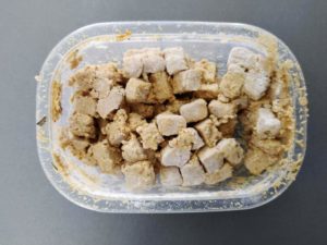 Tofu mariné après l'ajout de farine