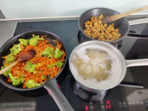 Poêle de légumes, poêle de tofu mariné et casserole de pâtes